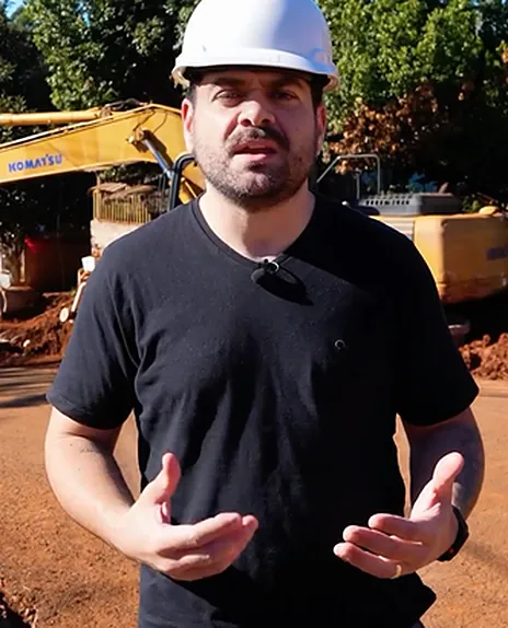 Responsável técnico da Vale Oeste em campo, durante acompanhamento de terraplenagem