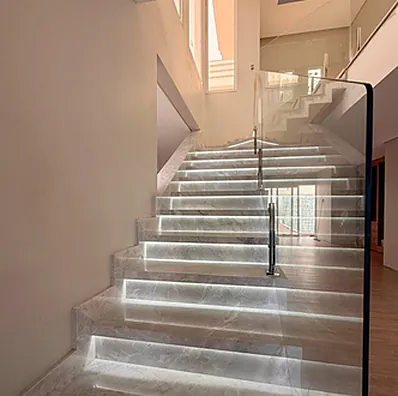 Escada com guarda-corpo de vidro em obra finalizada