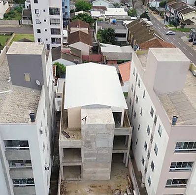 Vista aérea de obra residencial em andamento