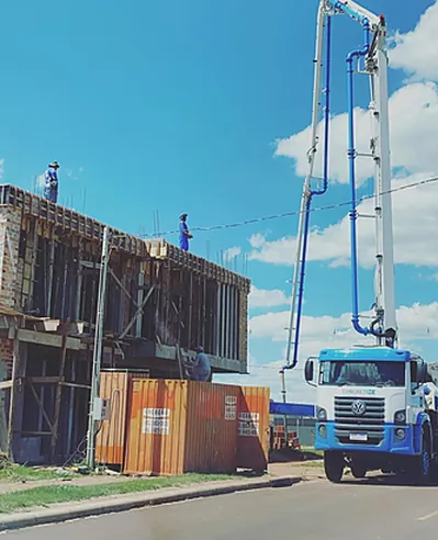Caminhão-bomba em concretagem de laje