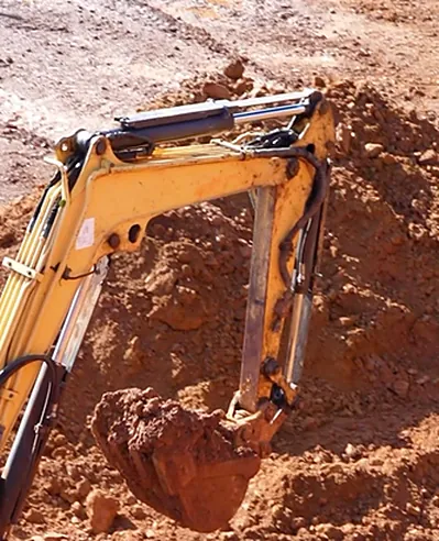 Escavadeira em serviço de terraplenagem