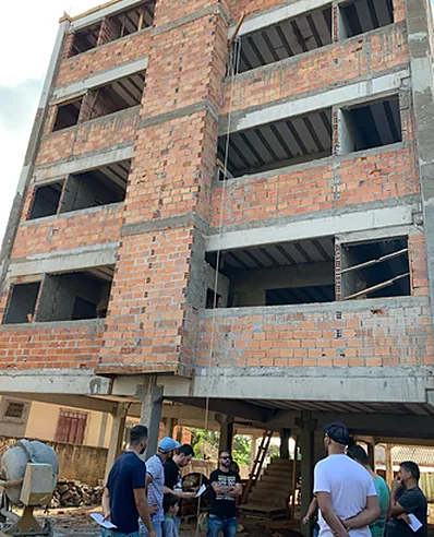 Edifício em execução com a equipe no canteiro